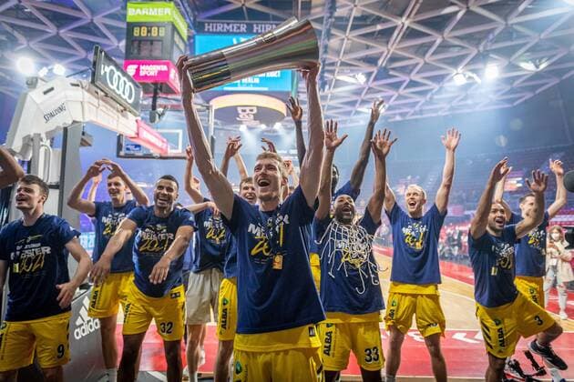 Basketball München 13.06.2021 1. Bundesliga easyCredit BBL Saison 2020 2021 Playoffs Finale Spiel 4 FC Bayern München - Alba Berlin Alba gewinnt die Serie mit 3:1 und ist Deutscher Meister 2021 Niels Giffey (Alba Berlin, No.05) mit Pokal Jonas Mattisseck (Alba Berlin, No.09) Johannes Thiemann (Alba Berlin, No.32) Jayson Granger (Alba Berlin, No.33) Luke Sikma (Alba Berlin, No.43) Peyton Siva (Alba Berlin, No.03) und andere