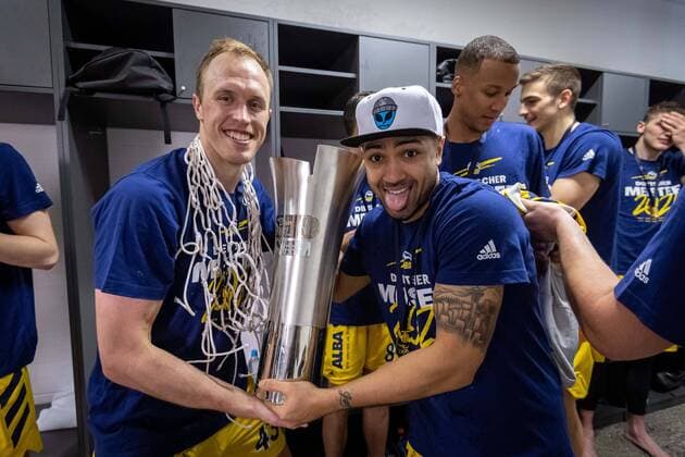 Basketball München 13.06.2021 1. Bundesliga easyCredit BBL Saison 2020 2021 Playoffs Finale Spiel 4 FC Bayern München - Alba Berlin Alba gewinnt die Serie mit 3:1 und ist Deutscher Meister 2021 Jubel in der Kabine Mannschaftskabine Luke Sikma (Alba Berlin, No.43) Peyton Siva (Alba Berlin, No.03) und andere