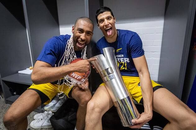 Basketball München 13.06.2021 1. Bundesliga easyCredit BBL Saison 2020 2021 Playoffs Finale Spiel 4 FC Bayern München - Alba Berlin Alba gewinnt die Serie mit 3:1 und ist Deutscher Meister 2021 Jubel in der Kabine Mannschaftskabine Jayson Granger (Alba Berlin, No.33) Simone Fontecchio (Alba Berlin, No.20) und andere