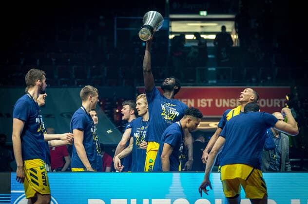Basketball München 13.06.2021 1. Bundesliga easyCredit BBL Saison 2020 2021 Playoffs Finale Spiel 4 FC Bayern München - Alba Berlin Alba gewinnt die Serie mit 3:1 und ist Deutscher Meister 2021 Christ Koumadje (Alba Berlin, No.21) mit Pokal und andere