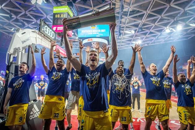 Basketball München 13.06.2021 1. Bundesliga easyCredit BBL Saison 2020 2021 Playoffs Finale Spiel 4 FC Bayern München - Alba Berlin Alba gewinnt die Serie mit 3:1 und ist Deutscher Meister 2021 Niels Giffey (Alba Berlin, No.05) mit Pokal Jonas Mattisseck (Alba Berlin, No.09) Johannes Thiemann (Alba Berlin, No.32) Jayson Granger (Alba Berlin, No.33) Luke Sikma (Alba Berlin, No.43) Peyton Siva (Alba Berlin, No.03) und andere