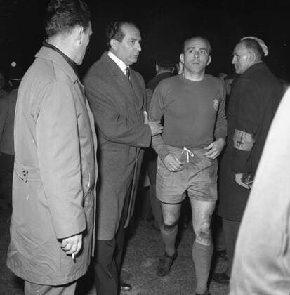 Europapokal der Landesmeister 1961 62. Finale: Benfica Lissabon - Real Madrid 5:3 02.05.1962 in Amsterdam. Alfredo Di Stefano (Real Madrid) geht enttäuscht vom Platz Nur fuer journalistische Zwecke! Only for editorial use! Gemaess den Vorgaben der DFL Deutsche Fussball Liga ist es untersagt, in dem Stadion und oder vom Spiel angefertigte Fotoaufnahmen in Form von Sequenzbildern und oder videoähnlichen Fotostrecken zu verwerten bzw. verwerten zu lassen. DFL regulations prohibit any use of photographs as image sequences and or quasi-video. *** European Cup of Champions 1961 62 Final Benfica Lisbon Real Madrid 5 3 02 05 1962 in Amsterdam Alfredo Di Stefano Real Madrid leaves the pitch disappointed Only for journalistic use Only for editorial use According to the regulations of the DFL Deutsche Fussball Liga it is prohibited to use or have used photographs taken in the stadium and or from the match in the form of sequence pictures and or video-like photo series DFL regulations prohibit any use of photographs as image sequences and or quasi video HM
