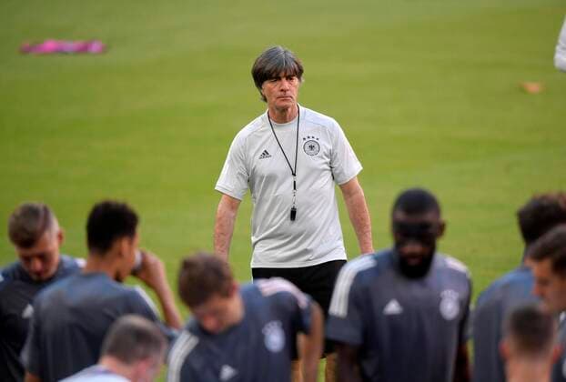 Bilder des Jahres 2021, Sport 06 Juni Sport Themen der Woche KW24 Sport Bilder des Tages EURO 2021, Nationalteam Deutschland Training 14.06.2021, Fussball, Europameisterschaft 2020, Training der Deutschen Nationalmannschaft in München in der Fußball Arena München, Training einen Tag vor dem ersten Gruppenspiel gegen Frankreich. Bundestrainer Joachim Löw (Deutschland) nachdenklich *** 14 06 2021, football, European Championship 2020, training of the German national team in Munich in the football arena Munich, training one day before the first group match against France national coach Joachim Löw Germany thoughtful