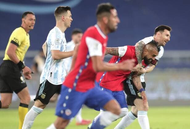 Lionel Messi (R) of Argentina hugs Arturo Vidal of Chile today, in a group B match preliminary round soccer match between Argentina and Chile at Olimpico Nilton Santos stadium in Rio de Janeiro, Brazil 14 June 2021. Argentina - Chile !ACHTUNG: NUR REDAKTIONELLE NUTZUNG!  Copyright: xANDRExCOELHOx AME5683 20210614-637593103511564607