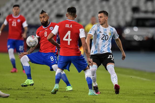 Futbol, Argentina vs Chile. Copa America Brasil 2021. El jugador de la seleccion chilena Arturo Vidal, izquierda, disputa el balon con Giovani Lo Celso de Argentina durante el partido del grupo A de la Copa America realizado en el estadio Nilton Santos de Rio de Janeiro, Brasil. 14 06 2021 Thiago Ribeiro AGIF Photosport Football, Argentina vs Chile. 2021 Brazil Copa America Championship. Chile s player Arturo Vidal, left, battles for the ball against Giovani Lo Celso of Argentina during the Copa America Championship held at the Nilton Santos stadium in Rio de Janeiro, Brazil. 14 06 2021 Thiago Ribeiro AGIF Photosport Argentina vs Chile, Copa America 2021