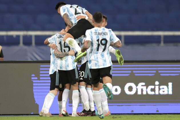 Argentina players celebrate a goal today, in a group B match of the Copa America between the teams of Argentina and Chile at Olimpico Nilton Santos stadium in Rio de Janeiro, Brazil 14 June 2021. Argentina - Chile !ACHTUNG: NUR REDAKTIONELLE NUTZUNG!  Copyright: xANDRExCOELHOx AME5688 20210614-637593113511871666