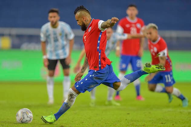 Futbol, Argentina vs Chile. Copa America Brasil 2021. El jugador de la seleccion chilena Arturo Vidal es fotografiado durante el partido del grupo A de la Copa America contra Argentina disputado en el estadio Nilton Santos de Rio de Janeiro, Brasil. 14 06 2021 Thiago Ribeiro AGIF Photosport Football, Argentina vs Chile. 2021 Brazil Copa America Championship. Chile s player Arturo Vidal is pictured during the Copa America Championship against Argentina held at the Nilton Santos stadium in Rio de Janeiro, Brazil. 14 06 2021 Thiago Ribeiro AGIF Photosport Argentina vs Chile, Copa America 2021