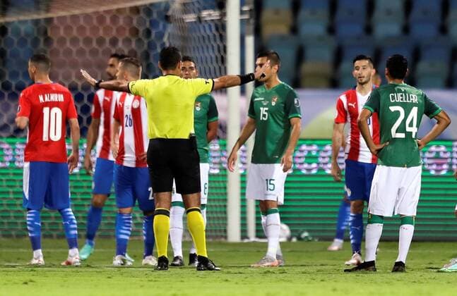 Peruvian referee Diego Haro decides a penalty in favor of Bolivia after reviewing the VAR, during a match against Paraguay for the Copa America at the Pedro Ludovico Teixeira Olympic Stadium, in Goiania, Brazil, 14 June 2021. Paraguay - Bolivia !ACHTUNG: NUR REDAKTIONELLE NUTZUNG!  Copyright: xJoedsonxAlvesx AMDEP4229 20210615-637593218061367399
