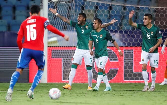 Adrian Jusino (C) from Bolivia claims a foul today, in a match of group B of the Copa America between the teams of Paraguay and Bolivia at the Olympic Stadium in Goiania, Brazil 14 June 2021. Paraguay - Bolivia !ACHTUNG: NUR REDAKTIONELLE NUTZUNG!  Copyright: xALBERTOxVALDESx AME5765 20210615-637593227818197034
