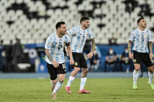 Argentina x Chile RIO DE JANEIRO, RJ - 14.06.2021: ARGENTINA X CHILE - Messi scores during the match between Argentina and Chile, valid for the first round of Copa America Brazil 2021, held at Nilton Santos Stadium, Rio de Janeiro RJ, this Monday (14). (Photo: Nayra Halm Fotoarena) x2079748x  NayraxHalm