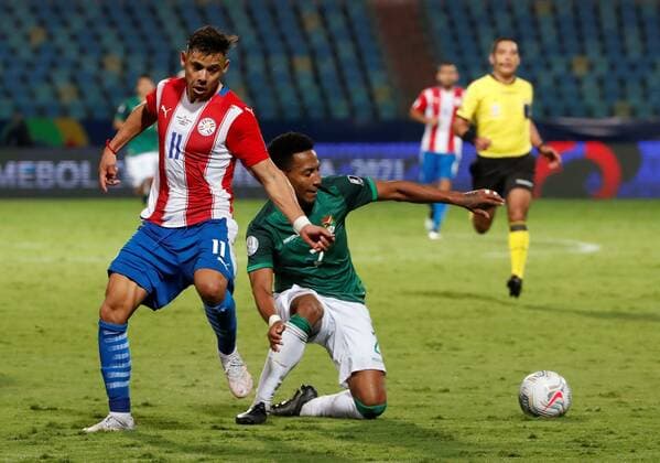 Angel Romero of Paraguay disputes a ball with Jairo Quinteros of Bolivia today, in a match of group B of the Copa America between the teams of Paraguay and Bolivia at the Olympic Stadium in Goiania, Brazil 14 June 2021. Paraguay - Bolivia !ACHTUNG: NUR REDAKTIONELLE NUTZUNG!  Copyright: xALBERTOxVALDESx AME5807 20210615-637593268758520986