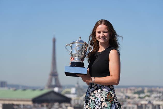 (210615) -- PARIS, June 15, 2021 -- The Czech Republic s Barbora Krejcikova poses with the trophy near the Eiffel tower, in Paris, France, June 14, 2021. (Photo provided by Cedric Lecocq FFT Xinhua) (SP)FRANCE-PARIS-TENNIS-ROLAND GARROS-FRENCH OPEN-KREJCIKOVA CxEdricLecocqgaojingtonglian 