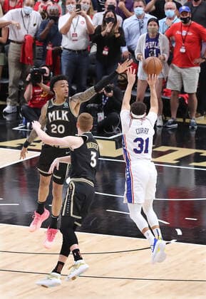 June 14, 2021, Atlanta, GA, USA: Atlanta Hawks forward John Collins (left) and Kevin Huerter defend as Philadelphia 76ers Seth Curry misses a three-point attempt as time expires in game 4 of their NBA, Basketball Herren, USA Eastern Conference semifinals series on Monday, June 14, 2021, in Atlanta. The Atlanta Hawks beat the 76ers 103-100 to tie the series 2-2. Atlanta USA - ZUMAm67_ 0121512860st Copyright: xCurtisxComptonx