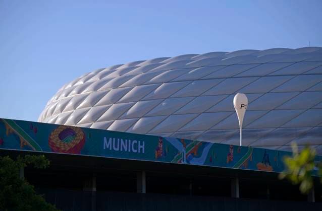14.06.2021, Fussball, Europameisterschaft 2020, Training der Deutschen Nationalmannschaft in München in der Fußball Arena München, Training einen Tag vor dem ersten Gruppenspiel gegen Frankreich. EM-Logos und MUNICH-Schriftzug auf dem Branding rund um die Arena. Das Allianz-Arena-Logo ist für die Zeit der EM entfernt worden.