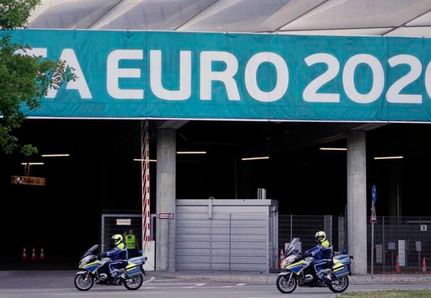 14.06.2021, Fussball, Europameisterschaft 2020, Training der Deutschen Nationalmannschaft in München in der Fußball Arena München, Training einen Tag vor dem ersten Gruppenspiel gegen Frankreich. Polizei auf Motorädern fahren am Stadion vorbei.