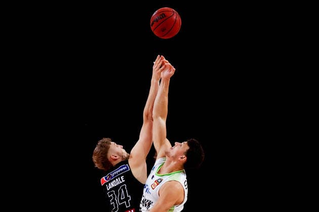 Bilder des Jahres 2021, Sport 06 Juni Sport Themen der Woche KW24 Sport Bilder des Tages NBL MELBOURNE UNITED PHOENIX, Jock Landale of United competes with Yanni Wetzall of the Phoenix during game 3 of the NBL Semi-Final match between Melbourne United and South East Melbourne Phoenix, at Qudos Bank Arena, in Sydney, Tuesday, June 15, 2021. ( NO ARCHIVING, EDITORIAL USE ONLY, NO USE IN BOOKS WITHOUT CONSENT SYDNEY NSW AUSTRALIA  Copyright: xBRENDONxTHORNEx 20210615001549834714