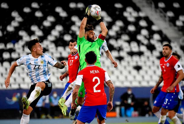RIO DE JANEIRO, BRAZIL - JUNE 14: Claudio Bravo of Chile competes against Nicolas Tagliafico and Lautaro Martinez of Argentina ,during the match between Argentina and Chile as part of Conmebol Copa America Brazil 2021 at Estadio Olimpico Nilton Santos on June 14, 2021 in Rio de Janeiro, Brazil. SPO, SOC, FOC, FOI, ICH 
