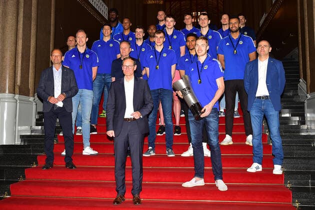 Michael Müller, Reg.Bürg. und das HandballTeam mit Pokal Empfang im Roten Rathaus des Berliner Basketball-Bundesligavereins Alba Berlin zum 10. Meistertitel-Gewinn in Berlin am 15.06.2021 ALBA Berlin Empfang Rotes Rathaus