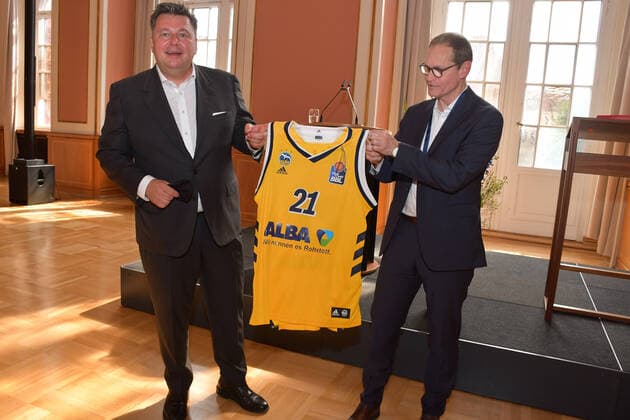 Andreas Geisel, Senator für innere Sicheheit und Michael Müller, Reg. Bürg. halten ein Müller-ALBA Manschaftsshirt Empfang des Berliner Basketball-Bundesligavereins Alba Berlin zum 10. Meistertitel-Gewinn in Berlin am 15.06.2021 ALBA Berlin Empfang Rotes Rathaus
