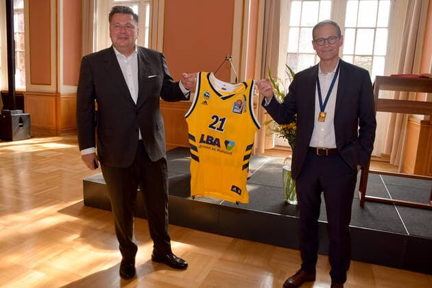 Andreas Geisel, Senator für innere Sicheheit und Michael Müller, Reg. Bürg. halten ein Müller-ALBA Manschaftsshirt Empfang des Berliner Basketball-Bundesligavereins Alba Berlin zum 10. Meistertitel-Gewinn in Berlin am 15.06.2021 ALBA Berlin Empfang Rotes Rathaus