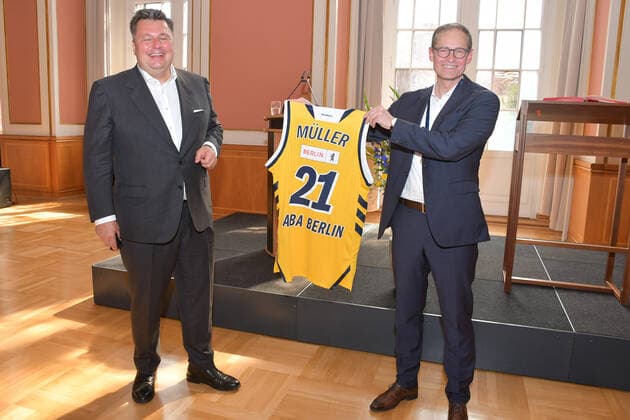 Andreas Geisel, Senator für innere Sicheheit und Michael Müller, Reg. Bürg. halten ein Müller-ALBA Manschaftsshirt Empfang des Berliner Basketball-Bundesligavereins Alba Berlin zum 10. Meistertitel-Gewinn in Berlin am 15.06.2021 ALBA Berlin Empfang Rotes Rathaus
