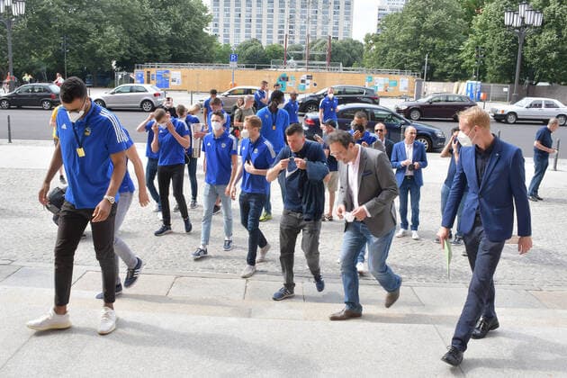 Die Berliner Meister ALBA Handballer auf dem Weg zum Roten Rathaus Empfang des Berliner Basketball-Bundesligavereins Alba Berlin zum 10. Meistertitel-Gewinn in Berlin am 15.06.2021 ALBA Berlin Empfang Rotes Rathaus