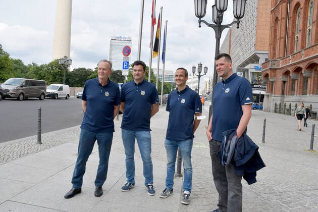 Aito Garcia Reneses , Cheftrainer von Alba Berlin, ISRAEL GONZALEZ, Associate Headcoach, CARLOS FRADE Individualtrainer , SEBASTIAN TRZCIONKA, Assistenztrainer v.l.n.r Empfang des Berliner Basketball-Bundesligavereins Alba Berlin zum 10. Meistertitel-Gewinn in Berlin am 15.06.2021 ALBA Berlin Empfang Rotes Rathaus