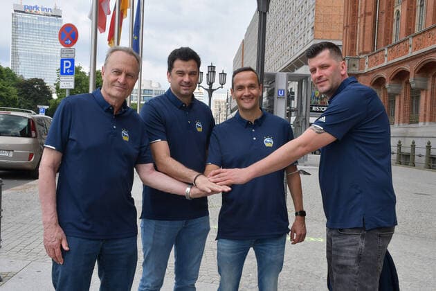 Aito Garcia Reneses , Cheftrainer von Alba Berlin, ISRAEL GONZALEZ, Associate Headcoach, CARLOS FRADE Individualtrainer , SEBASTIAN TRZCIONKA, Assistenztrainer v.l.n.r Empfang des Berliner Basketball-Bundesligavereins Alba Berlin zum 10. Meistertitel-Gewinn in Berlin am 15.06.2021 ALBA Berlin Empfang Rotes Rathaus