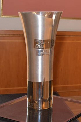Der Meister Pokal von ALBA Berlin Empfang des Berliner Basketball-Bundesligavereins Alba Berlin zum 10. Meistertitel-Gewinn in Berlin am 15.06.2021 ALBA Berlin Empfang Rotes Rathaus