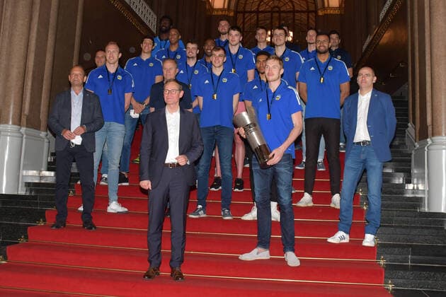 Das Meister Handball Spieler Team 2012 mit Aito Garcia Reneses , Cheftrainer von Alba Berlin, ISRAEL GONZALEZ, Associate Headcoach, CARLOS FRADE Individualtrainer , SEBASTIAN TRZCIONKA, Assistenztrainer, und Michael Müller, Reg.Bürg. Empfang des Berliner Basketball-Bundesligavereins Alba Berlin zum 10. Meistertitel-Gewinn in Berlin am 15.06.2021 ALBA Berlin Empfang Rotes Rathaus