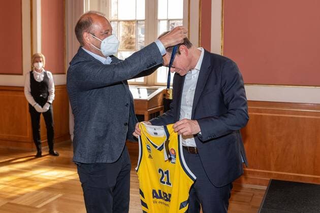 Basketball Berlin 15.06.2021 Der Deutsche Meister 2021, Alba Berlin, zu gast beim Regierenden Bürgermeister von Berlin, Michael Müller in Roten Rathaus Empfang der Mannschaft Marco Baldi überreicht Michael Müller Trikot und Medaille