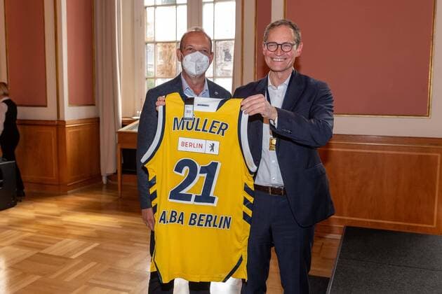 Bilder des Jahres 2021, Sport 06 Juni Sport Themen der Woche KW24 Sport Bilder des Tages Basketball Berlin 15.06.2021 Der Deutsche Meister 2021, Alba Berlin, zu gast beim Regierenden Bürgermeister von Berlin, Michael Müller in Roten Rathaus Empfang der Mannschaft Marco Baldi überreicht Michael Müller Trikot und Medaille *** Basketball Berlin 15 06 2021 The German Champion 2021, Alba Berlin, guest of the Governing Mayor of Berlin, Michael Müller in Rotes Rathaus Reception of the team Marco Baldi presents Michael Müller jersey and medal
