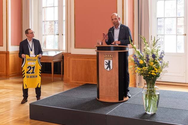Basketball Berlin 15.06.2021 Der Deutsche Meister 2021, Alba Berlin, zu gast beim Regierenden Bürgermeister von Berlin, Michael Müller in Roten Rathaus Empfang der Mannschaft Marco Baldi