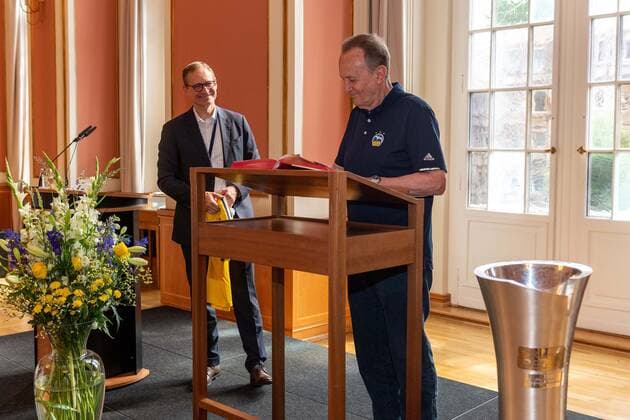 Basketball Berlin 15.06.2021 Der Deutsche Meister 2021, Alba Berlin, zu gast beim Regierenden Bürgermeister von Berlin, Michael Müller in Roten Rathaus Empfang der Mannschaft Eintrag ins Goldene Buch der Stadt Berlin Aito Garcia Reneses (Alba Berlin, Trainer)