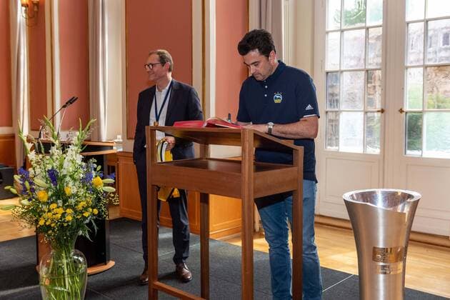 Basketball Berlin 15.06.2021 Der Deutsche Meister 2021, Alba Berlin, zu gast beim Regierenden Bürgermeister von Berlin, Michael Müller in Roten Rathaus Empfang der Mannschaft Eintrag ins Goldene Buch der Stadt Berlin Israel Gonzalez (Alba Berlin, Assistenztrainer)
