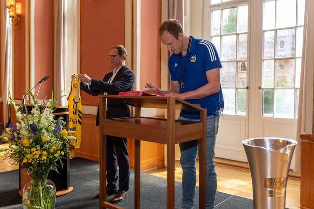 Basketball Berlin 15.06.2021 Der Deutsche Meister 2021, Alba Berlin, zu gast beim Regierenden Bürgermeister von Berlin, Michael Müller in Roten Rathaus Empfang der Mannschaft Eintrag ins Goldene Buch der Stadt Berlin Luke Sikma (Alba Berlin, No.43))