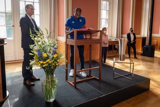 Basketball Berlin 15.06.2021 Der Deutsche Meister 2021, Alba Berlin, zu gast beim Regierenden Bürgermeister von Berlin, Michael Müller in Roten Rathaus Empfang der Mannschaft Eintrag ins Goldene Buch der Stadt Berlin Jayson Granger (Alba Berlin, No.33)