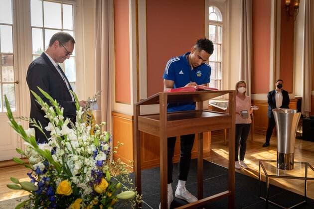 Basketball Berlin 15.06.2021 Der Deutsche Meister 2021, Alba Berlin, zu gast beim Regierenden Bürgermeister von Berlin, Michael Müller in Roten Rathaus Empfang der Mannschaft Maodo Lo (Alba Berlin, No.00)