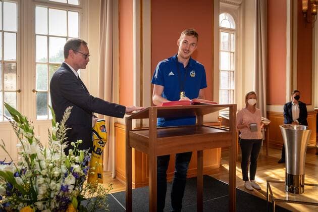 Basketball Berlin 15.06.2021 Der Deutsche Meister 2021, Alba Berlin, zu gast beim Regierenden Bürgermeister von Berlin, Michael Müller in Roten Rathaus Empfang der Mannschaft Eintrag ins Goldene Buch der Stadt Berlin Niels Giffey (Alba Berlin, No.05)