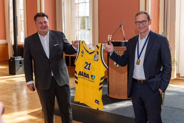 Basketball Berlin 15.06.2021 Der Deutsche Meister 2021, Alba Berlin, zu gast beim Regierenden Bürgermeister von Berlin, Michael Müller in Roten Rathaus Empfang der Mannschaft Innensenator Andreas Geisel Michael Müller