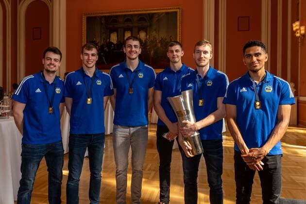 Basketball Berlin 15.06.2021 Der Deutsche Meister 2021, Alba Berlin, zu gast beim Regierenden Bürgermeister von Berlin, Michael Müller in Roten Rathaus Empfang der Mannschaft Alle gebürtigen Berliner der Meistermannschaft vlnr.: Jonas Mattisseck (Alba Berlin, No.09) Malte Delow (Alba Berlin, No.06) Tim Schneider (Alba Berlin, No.10) Lorenz Brenneke (Alba Berlin, No.11) Niels Giffey (Alba Berlin, No.05) Maodo Lo (Alba Berlin, No.00)
