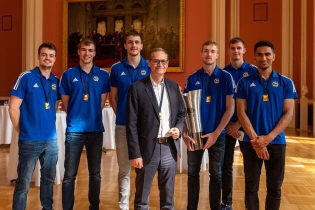 Basketball Berlin 15.06.2021 Der Deutsche Meister 2021, Alba Berlin, zu gast beim Regierenden Bürgermeister von Berlin, Michael Müller in Roten Rathaus Empfang der Mannschaft Alle gebürtigen Berliner der Meistermannschaft vlnr.: Jonas Mattisseck (Alba Berlin, No.09) Malte Delow (Alba Berlin, No.06) Tim Schneider (Alba Berlin, No.10) Lorenz Brenneke (Alba Berlin, No.11) Niels Giffey (Alba Berlin, No.05) Maodo Lo (Alba Berlin, No.00) vorne: Michael Müller