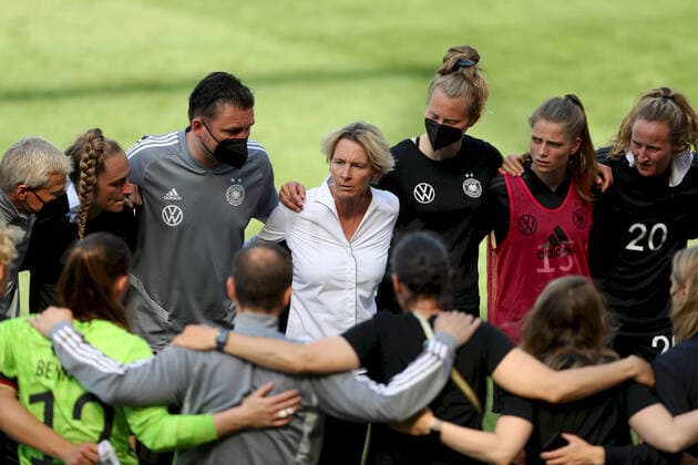 Sport Themen der Woche KW24 Sport Bilder des Tages DFB Frauen Laenderspiel; Deutschland - Chile, 15.06.2021 Die Bundestrainerin Martina Voss-Tecklenburg (Deutschland) haelt nach dem Abpfiff eine Ansprache im Mannschaftskreis (DFL DFB REGULATIONS PROHIBIT ANY USE OF PHOTOGRAPHS AS IMAGE SEQUENCES AND OR QUASI-VIDEO) , Frauen-Laenderspiel, Deutschland - Chile, 15.06.2021, Offenbach am Main, Bieberer Berg Copyright: xBEAUTIFULxSPORTS JulienxChristx