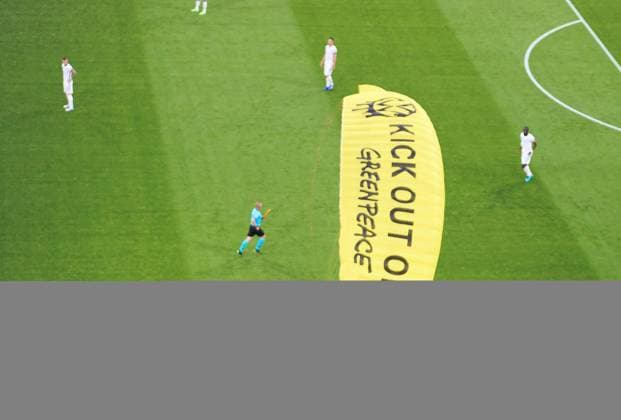 Bilder des Jahres 2021, Sport 06 Juni Sport Themen der Woche KW24 Sport Bilder des Tages Greenpeace Aktion Kick out Oil, Gleitschirm in the match GERMANY - FRANCE at the football European Championships 2020, Season 2020 2021, June 15, 2021 in Munich, Germany.