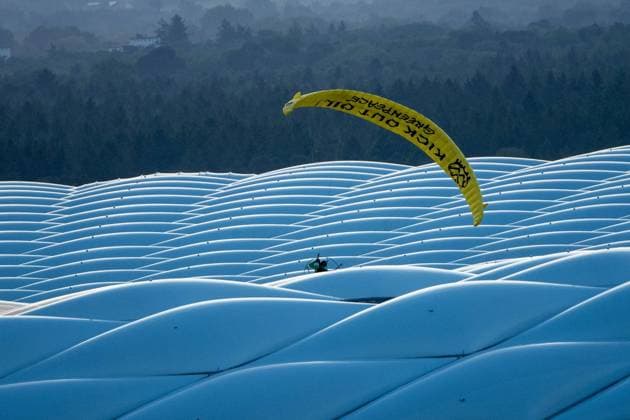 Sport Bilder des Tages Greenpeace Aktion, landet auf dem Stadiondach, vor dem Spiel, Frankreich vs. Deutschland, Gruppenphase, UEFA EURO, EM, Europameisterschaft,Fussball 2020, 15.06.2021 Muenchen Bayern Deutschland