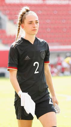 15.06.2021, Fussball, Frauen-Laenderspiel, Saison 2020-2021, Deutschland - Chile, GER, Offenbach, Bieberer Berg Bild: v. li. Sophia Kleinherne (Deutschland) DFB REGULATIONS PROHIBIT ANY USE OF PHOTOGRAPHS AS IMAGE SEQUENCES AND OR QUASI-VIDEO. Copyright: HMBxMedia xHeikoxBecker