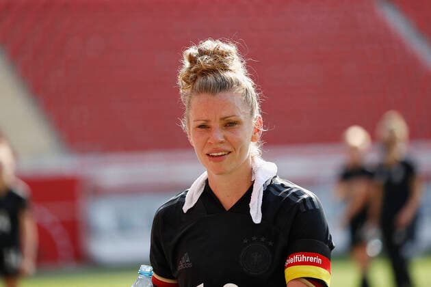 15.06.2021, Fussball, Frauen-Laenderspiel, Saison 2020-2021, Deutschland - Chile, GER, Offenbach, Bieberer Berg Bild: v. li. Linda Dallmann (Deutschland) DFB REGULATIONS PROHIBIT ANY USE OF PHOTOGRAPHS AS IMAGE SEQUENCES AND OR QUASI-VIDEO. Copyright: HMBxMedia xHeikoxBecker