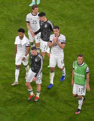 Sport Bilder des Tages 15.06.2021, Fussball, Europameisterschaft 2020, Gruppenspiel Gruppe F, Frankreich - Deutschland, in der Fußball Arena München. v.l Serge Gnabry (Deutschland), Robin Gosens (Deutschland), Thomas Müller (Deutschland), Kai Havertz (Deutschland), Mats Hummels (Deutschland) und Florian Neuhaus (Deutschland) sind nach dem Spiel enttäuscht.