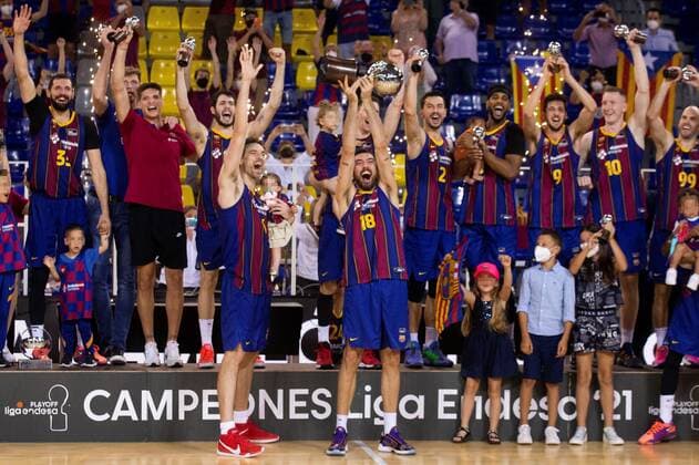 Sport Bilder des Tages FC Barcelona, Barca players celebrate after winning the Spanish League championship at the end of the final s second match against Real Madrid at Palau Blaugrana in Barcelona, Spain, 16 June 2021. FC BARCELONA - REAL MADRID !ACHTUNG: NUR REDAKTIONELLE NUTZUNG!  Copyright: xEnricxFontcubertax GRAF1191 20210616-637594011500861641