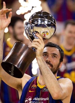 FC Barcelona, Barca s captain Pierre Oriola holds the trophy up after winning the Spanish League championship at the end of the final s second match against Real Madrid at Palau Blaugrana in Barcelona, Spain, 16 June 2021. FC BARCELONA - REAL MADRID !ACHTUNG: NUR REDAKTIONELLE NUTZUNG!  Copyright: xEnricxFontcubertax GRAF1200 20210616-637594012164570508